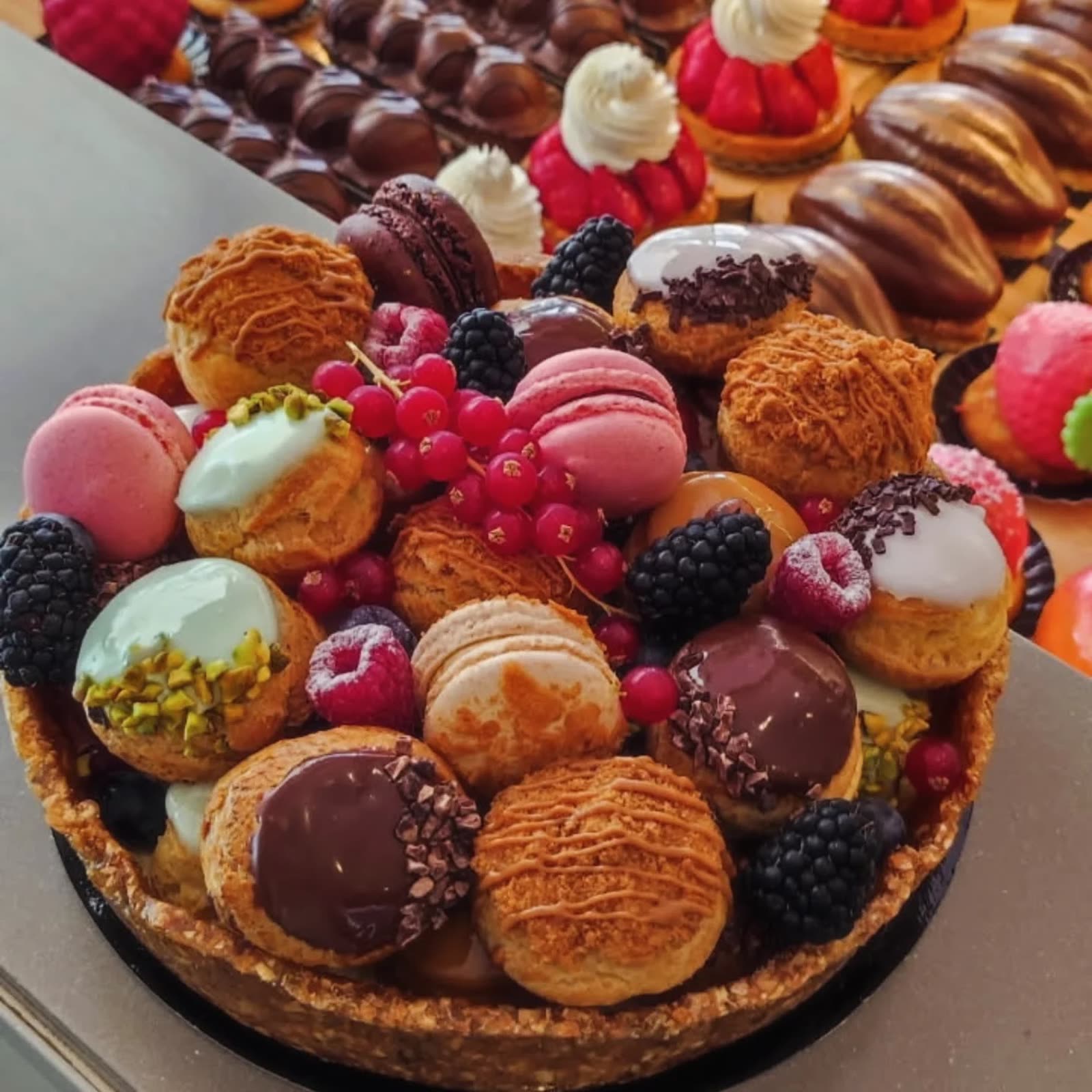 Assortiment de pâtisseries et macarons à la Pâtisserie Julianne