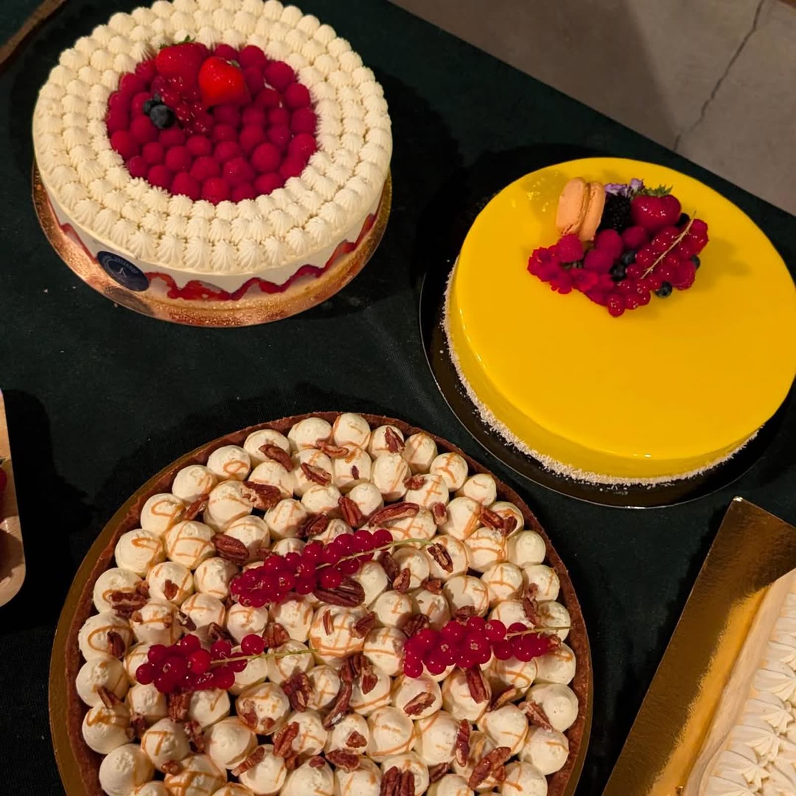 Tartes et gâteaux individuels en vitrine, Julianne à Reims