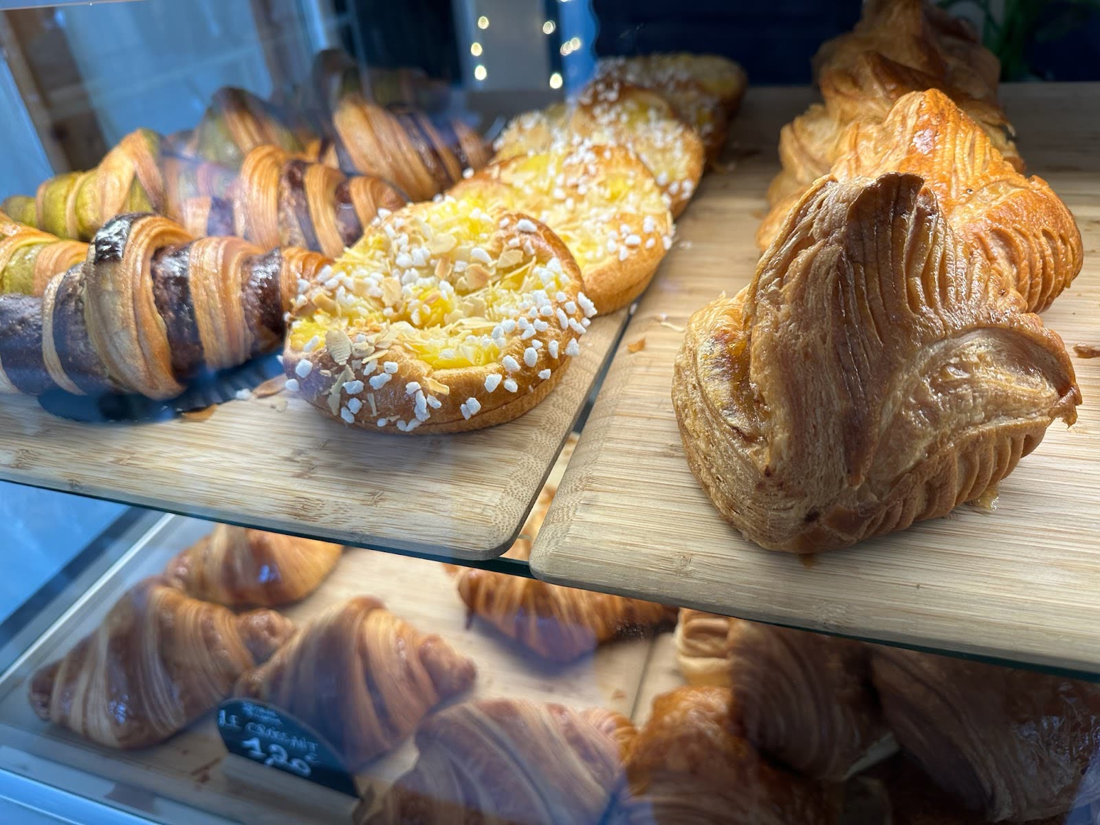 Chouquettes et éclairs en vitrine à la Pâtisserie Julianne