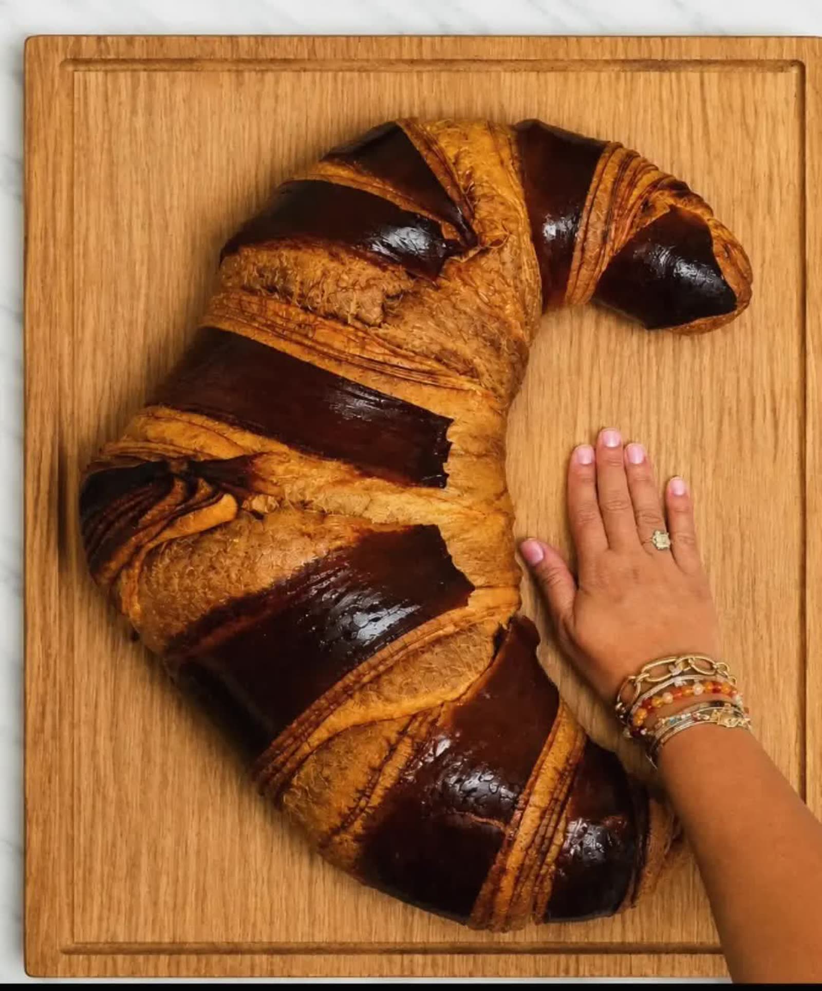 Croissants pur beurre tout juste sortis du four à la Boulangerie Julianne