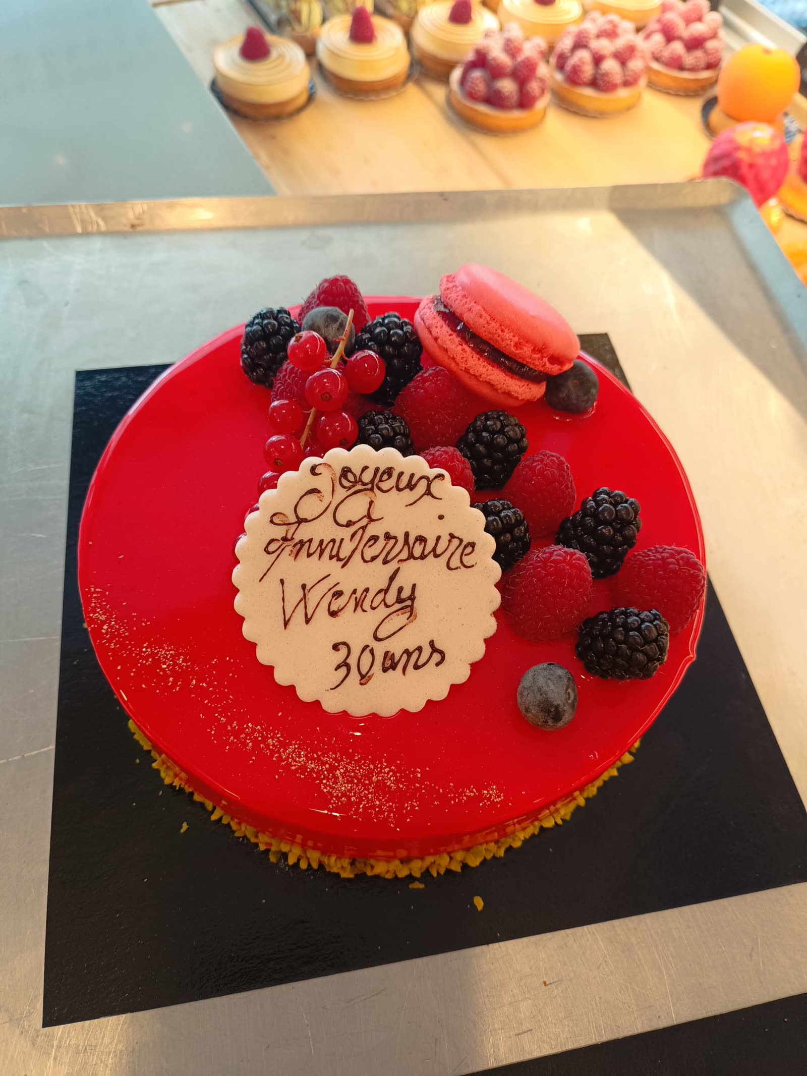 Gâteau d'anniversaire aux fruits rouges sur commande, Pâtisserie Julianne