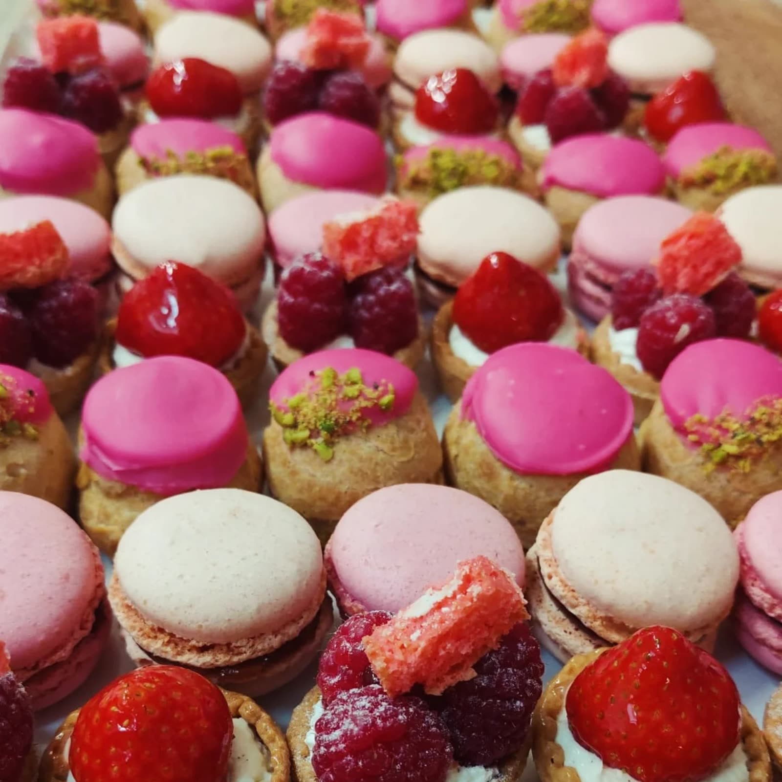Assortiment coloré de macarons et tartelettes aux fruits, Pâtisserie Julianne à Reims