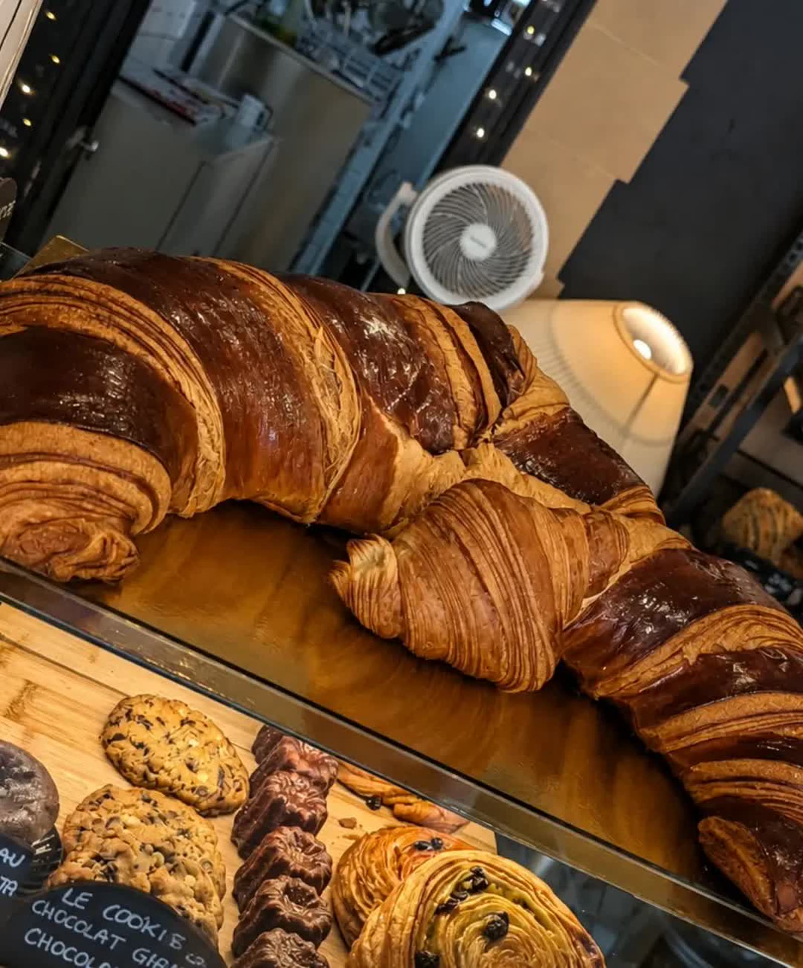 Présentoir de viennoiseries et cookies en boutique à Reims