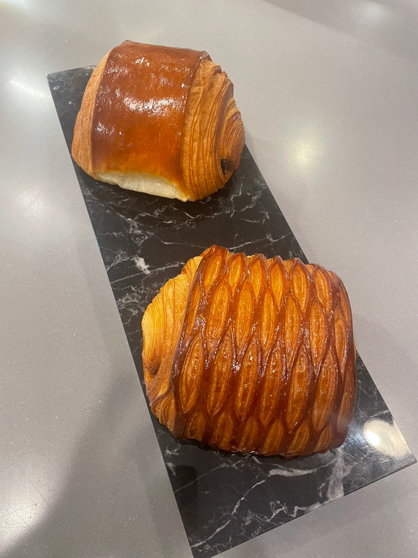 Gros plan sur une viennoiserie feuilletée pur beurre