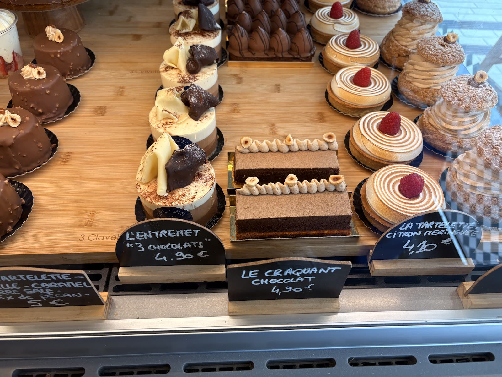 Entremets et tartelettes signature en trompe-l'œil, vitrine Julianne à Reims